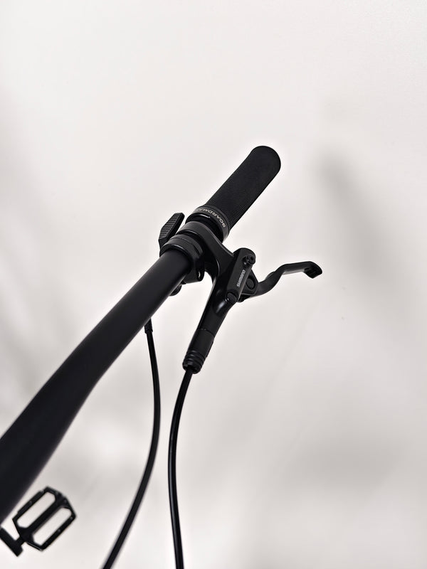 Close-up of the Limotec Alpha 1 dropper post on the 2025 Boardman MTR 8.8 UPGRADED bike.