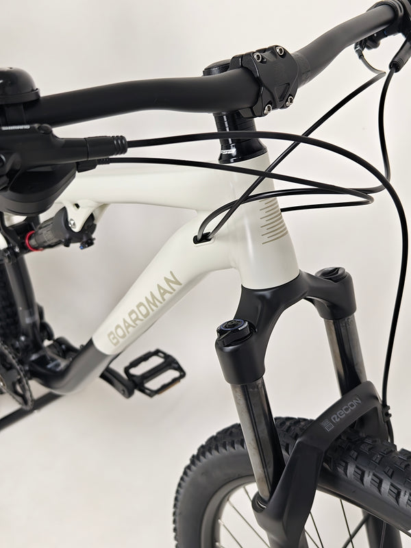 Close-up of the cassette gears on the 2025 Boardman MTR 8.8 UPGRADED bike.