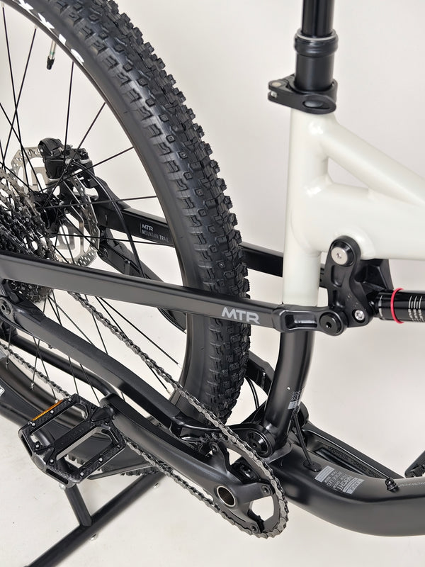 Detail of the brake rotors on the 2025 Boardman MTR 8.8 UPGRADED bike.