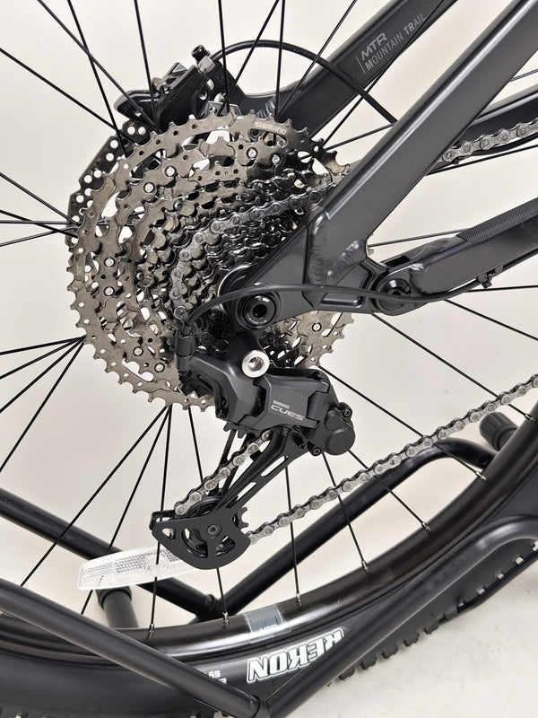 Snapshot of the pedals and drivetrain on the 2025 Boardman MTR 8.8 UPGRADED bike.