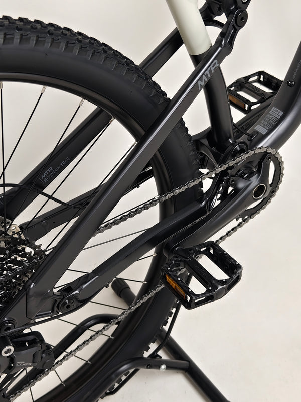 Last shot of the overall bike design, 2025 Boardman MTR 8.8 UPGRADED.