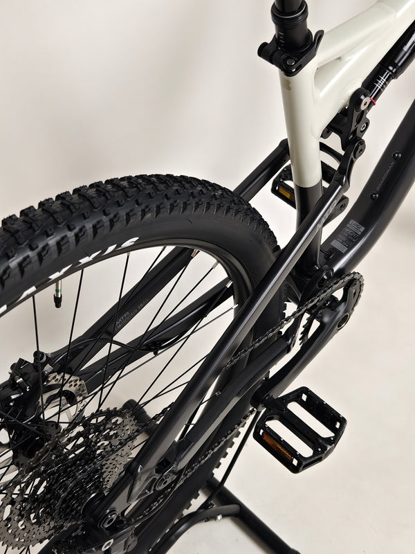 Panoramic view of the 2025 Boardman MTR 8.8 UPGRADED bike, showcasing its design.