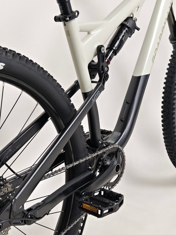 Image showcasing the 2025 Boardman MTR 8.8 UPGRADED bike's user manual.