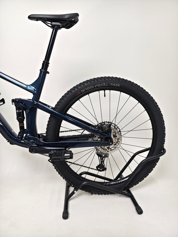 Trek Top Fuel 8 2024 Large Frame Full Suspension Bike at eMado - Close-up of the handlebar with controls and grips.