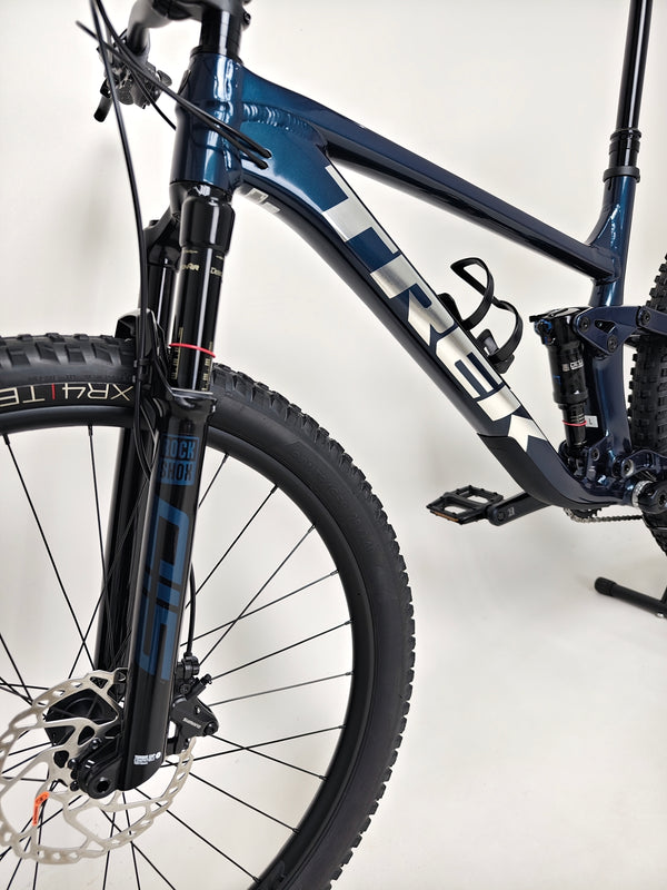 Trek Top Fuel 8 2024 Large Frame Full Suspension Bike at eMado - Profile highlighting the bike's sleek lines and modern design.