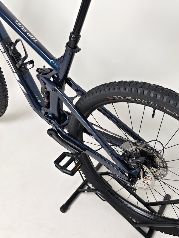 Trek Top Fuel 8 2024 Large Frame Full Suspension Bike at eMado - Image clearly showing the boost spacing on front and rear hubs.