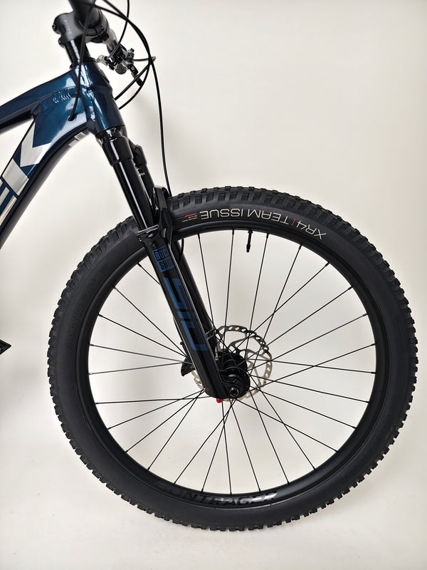 Trek Top Fuel 8 2024 Large Frame Full Suspension Bike at eMado - Photo showcasing the bike's clutch mechanism for smooth rides.