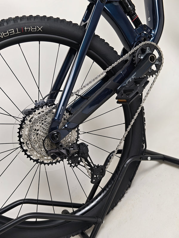 Trek Top Fuel 8 2024 Large Frame Full Suspension Bike at eMado - Highlighting the bike's weight and frame material specifications.