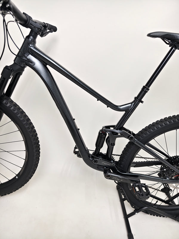 Focus on suspension detailing and shock absorber on Giant Stance 29 2 2024/LARGE mountain bike.