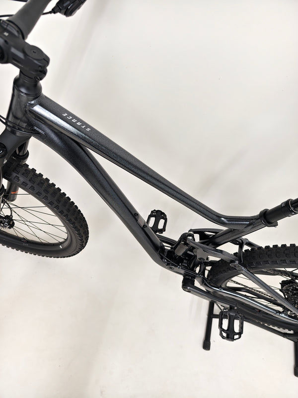 Profile image of Giant Stance 29 2 2024/LARGE with a focus on tire and rim construction.