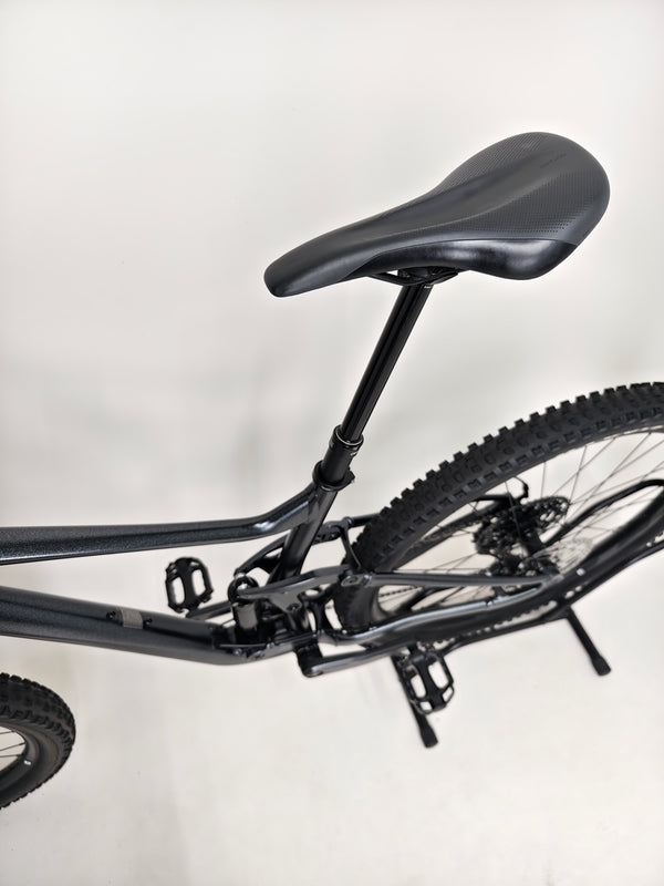 Looking down at the saddle and post of Giant Stance 29 2 2024/LARGE mountain bike, featuring a dropper function.