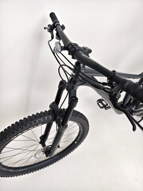 Detailed image of the handlebar mount and cables for the Giant Stance 29 2 2024/LARGE mountain bike.