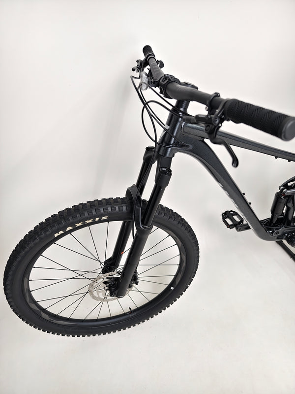 Top view showcasing the bike seat and dropper post on Giant Stance 29 2 2024/LARGE mountain bike.