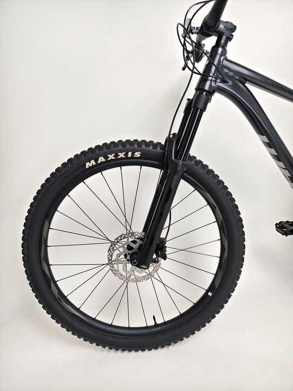 Snapshot focusing on the bottom bracket area of the Giant Stance 29 2 2024/LARGE mountain bike.