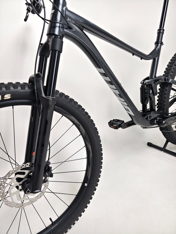 Close-up of the front fork of Giant Stance 29 2 2024/LARGE mountain bike, highlighting suspension details.
