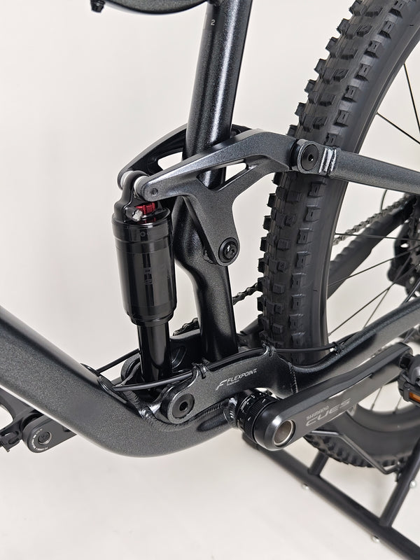 Focus on the dropper post lever and seat design on Giant Stance 29 2 2024/LARGE mountain bike.