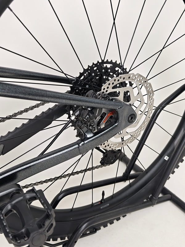 Close-up on suspension linkage of Giant Stance 29 2 2024/LARGE highlighting engineering design.