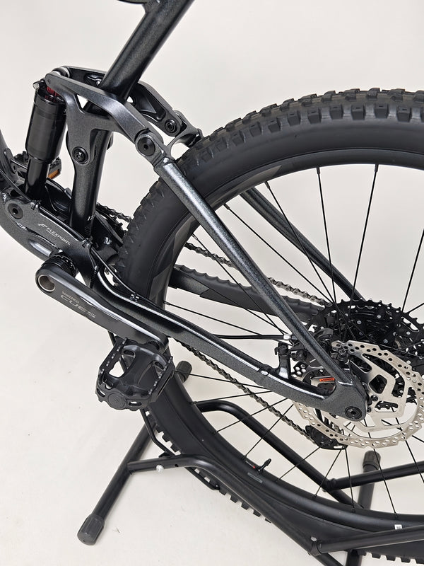 Rear detail of the seat and dropper post mechanism on Giant Stance 29 2 2024/LARGE.