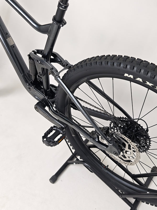 Detailed view of the rear axle and suspension on the Giant Stance 29 2 2024/LARGE.