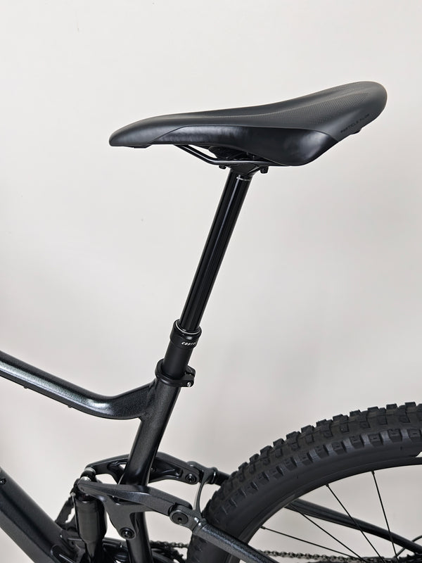 Angle view of the Giant Stance 29 2 2024/LARGE handlebars and front fork assembly.