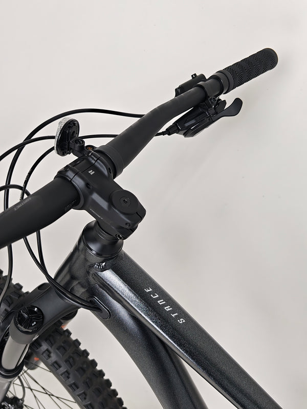 Focus on Giant Stance 29 2 2024/LARGE bike chain and rear cogs to emphasize gearing.