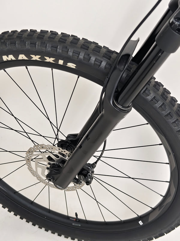 Close-up of the gear shifter on the handlebars of Giant Stance 29 2 2024/LARGE bicycle.