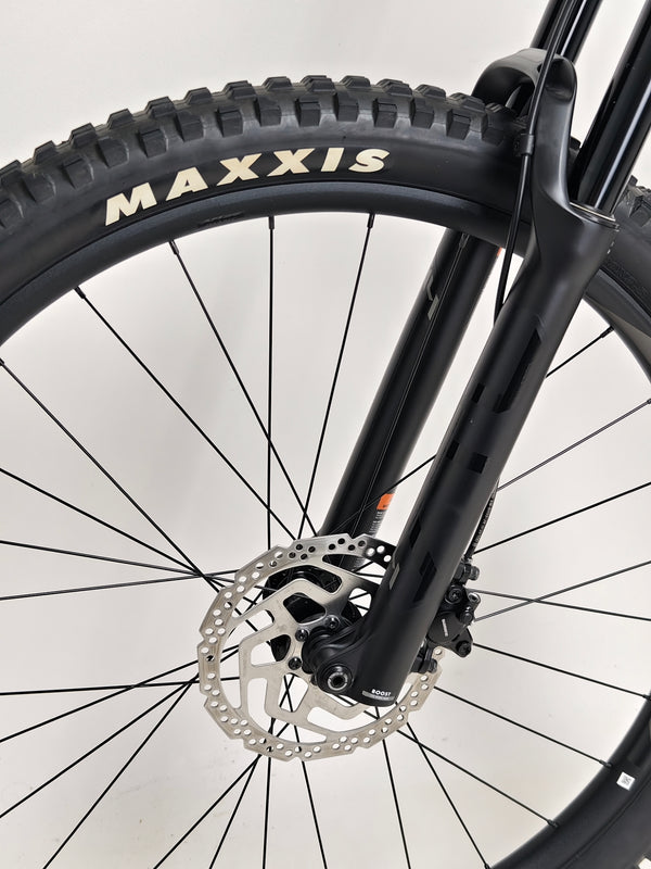 Side angle close-up of the Maxxis tire on Giant Stance 29 2 2024/LARGE mountain bike.
