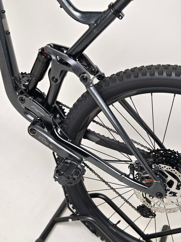 Side close-up detail of Giant Stance 29 2 2024/LARGE mountain bike frame and logo.