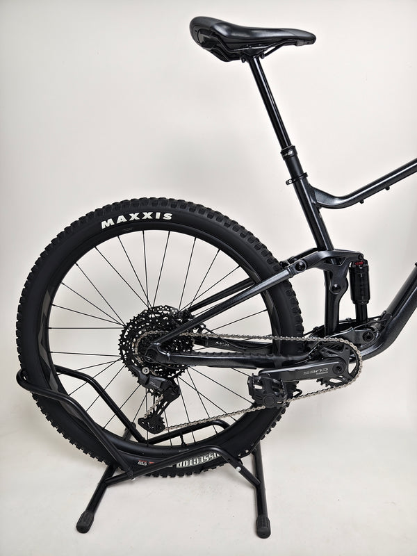 Overview of the pedal area showcasing pedal and crankset on Giant Stance 29 2 2024/LARGE.