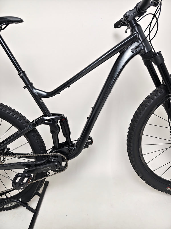 Close-up of gear components and drivetrain on Giant Stance 29 2 2024/LARGE mountain bike.