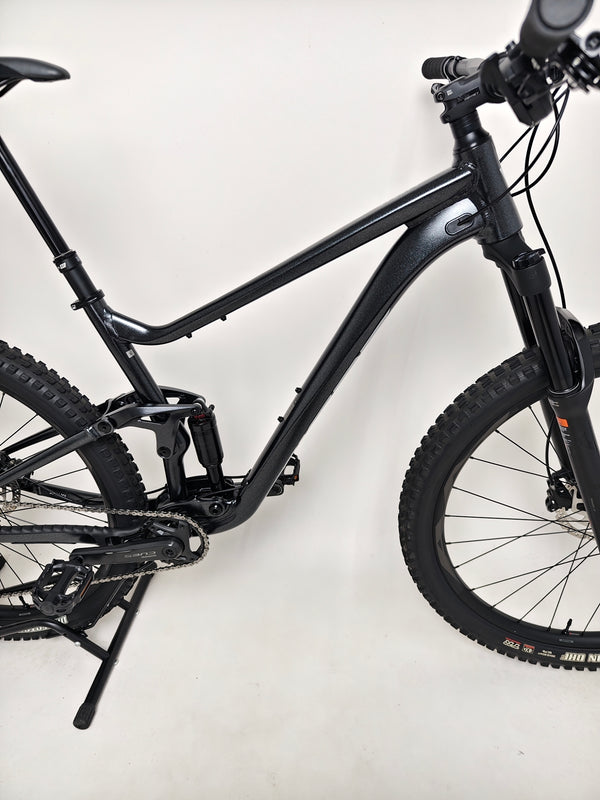 Side view detail of the Giant Stance 29 2 2024/LARGE frame focusing on the modern aesthetic and finish.