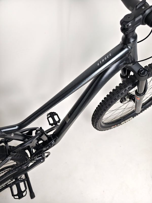 Overview of the Giant Stance 29 2 2024/LARGE bike frame from the side emphasizing the design.