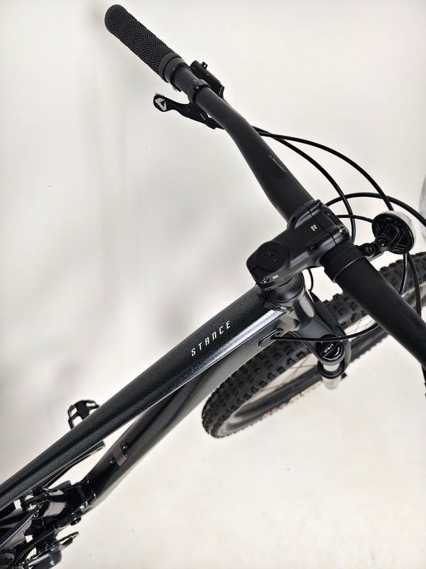 Close-up on the rear derailleur of Giant Stance 29 2 2024/LARGE to highlight back-end gearing.