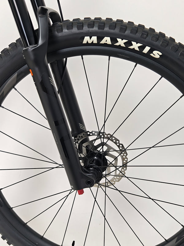 View of the rear wheel and disc brake system of Giant Stance 29 2 2024/LARGE mountain bike.