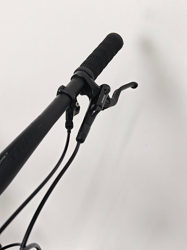 Rear perspective of Giant Stance 29 2 2024/LARGE focusing on seat post and rear linkage.