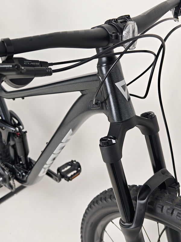 Detailed view of the dropper post mechanism on the Giant Stance 29 2 2024/LARGE bike.