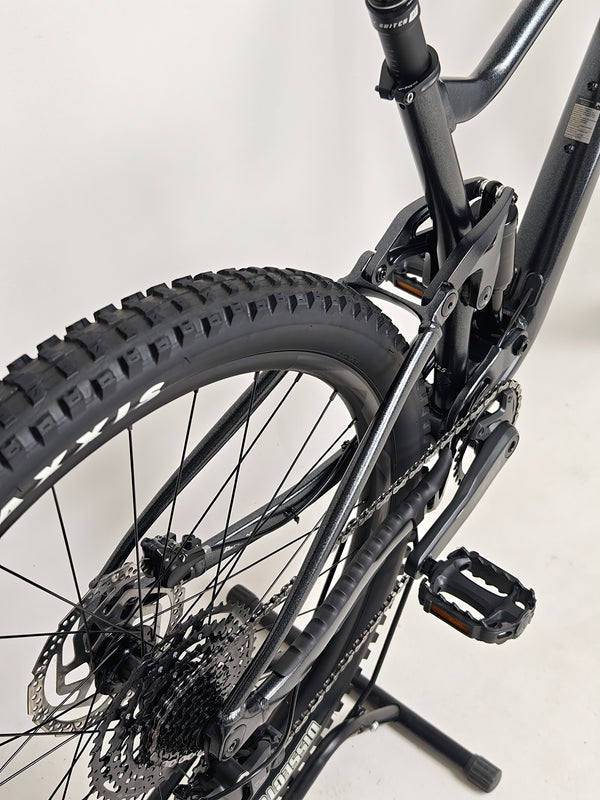 Close view of the bottom bracket and chain on Giant Stance 29 2 2024/LARGE.