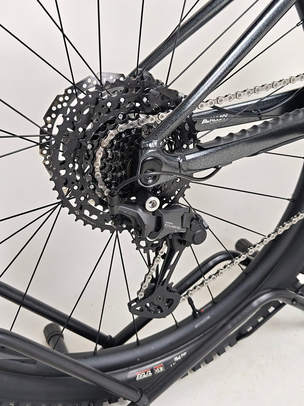 Focus on the rear derailleur and cogs on Giant Stance 29 2 2024/LARGE mountain bike.