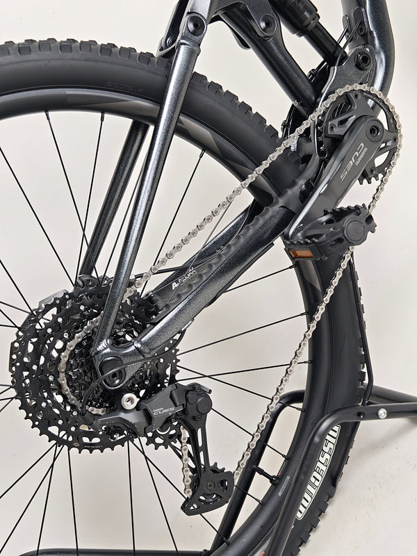 Overall view of the seat post system on Giant Stance 29 2 2024/LARGE mountain bike.