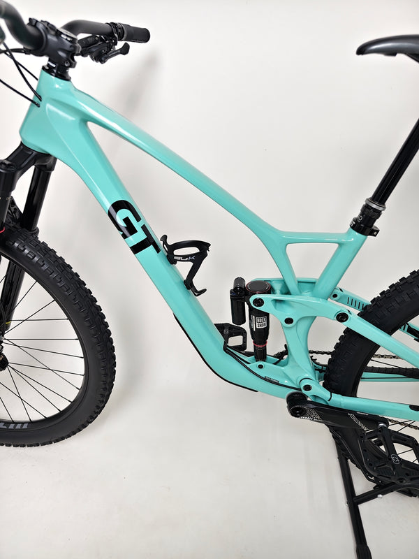 Detail showing the gear selector on the handlebars of the GT Sensor Carbon Pro LE 2024 mountain bike.