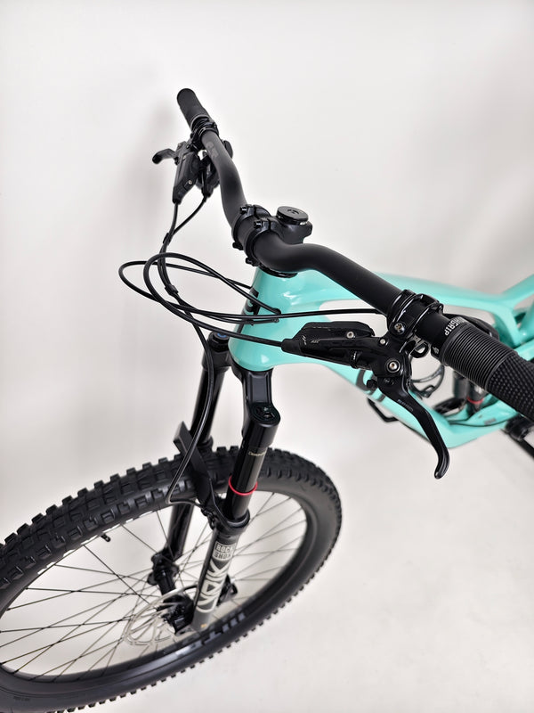 Detailed image of the rear derailleur and drivetrain on GT Sensor Carbon Pro LE 2024 mountain bike for performance.