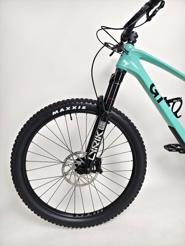 Close-up of the drivetrain and rear derailleur on the GT Sensor Carbon Pro LE 2024 mountain bike.