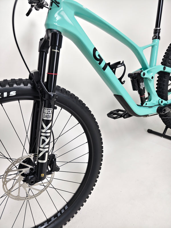 Close-up image of the RockShox components on GT Sensor Carbon Pro LE 2024 large bike, showing precision engineering.