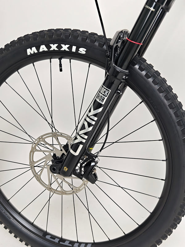 Close-up view of the high-tech components on the GT Sensor Carbon Pro LE 2024 mountain bike.