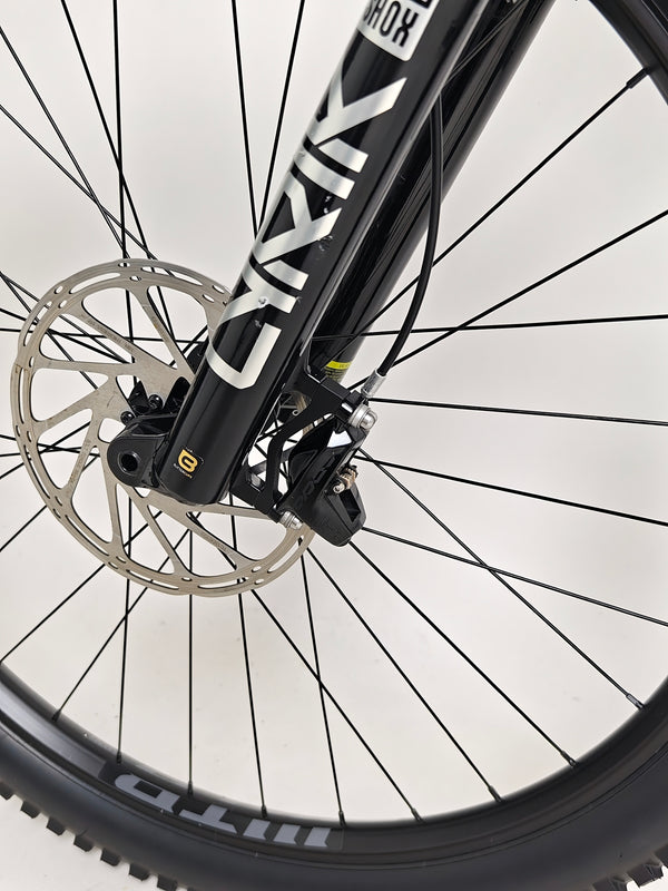Detailed shot of the braking system on the GT Sensor Carbon Pro LE 2024 large mountain bike, showing performance.