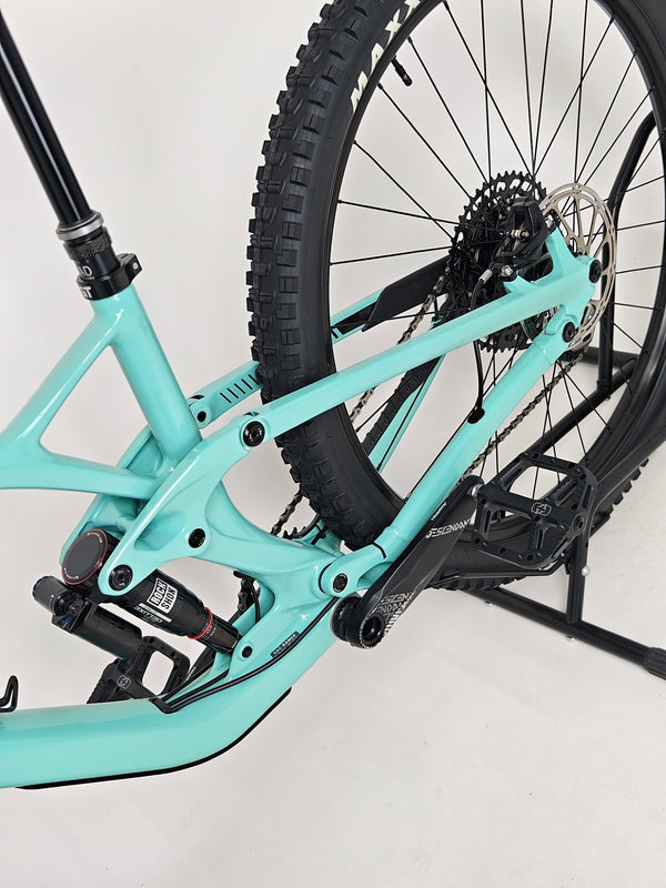 Detailed image showing the carbon fiber frame of the GT Sensor Carbon Pro LE 2024 bike, highlighting quality material.