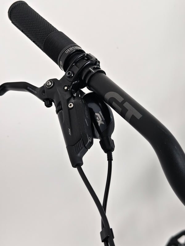 Top view of the GT Sensor Carbon Pro LE 2024 large bike's saddle and seat post, showcasing ergonomic design.