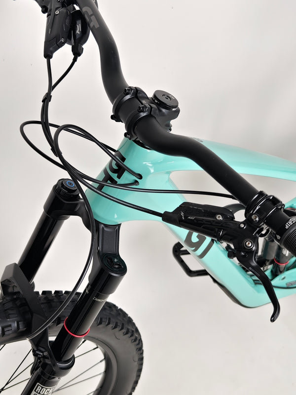 Close shot of handlebar grips and control setup on the GT Sensor Carbon Pro LE 2024 large mountain bike.