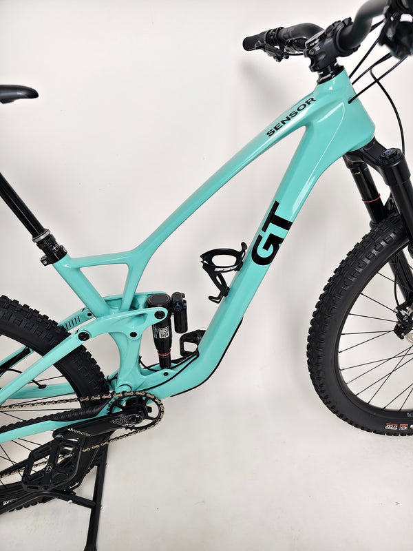 Detailed view of GT Sensor Carbon Pro LE 2024 large bike's handlebars and SRAM shifter, emphasizing control features.