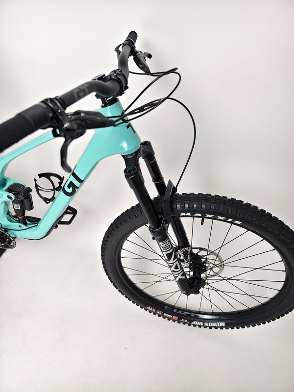 Close-up view of the bottom bracket and crank assembly on the GT Sensor Carbon Pro LE 2024 bike.